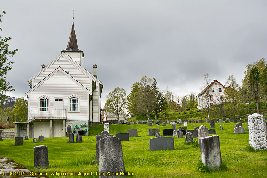 Oppheim kyrkje og prestegard