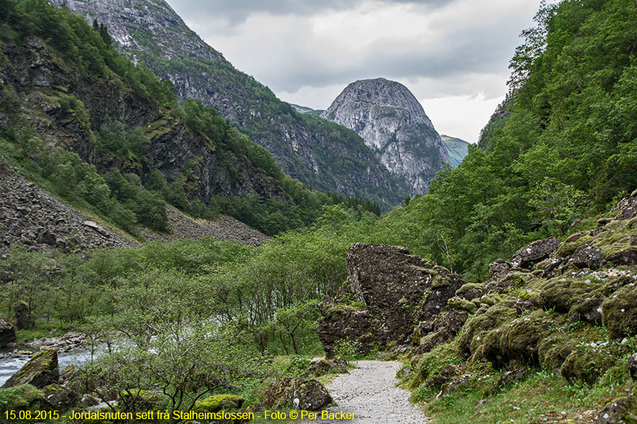 Jordalsnuten sett frå Stalheimsfossen