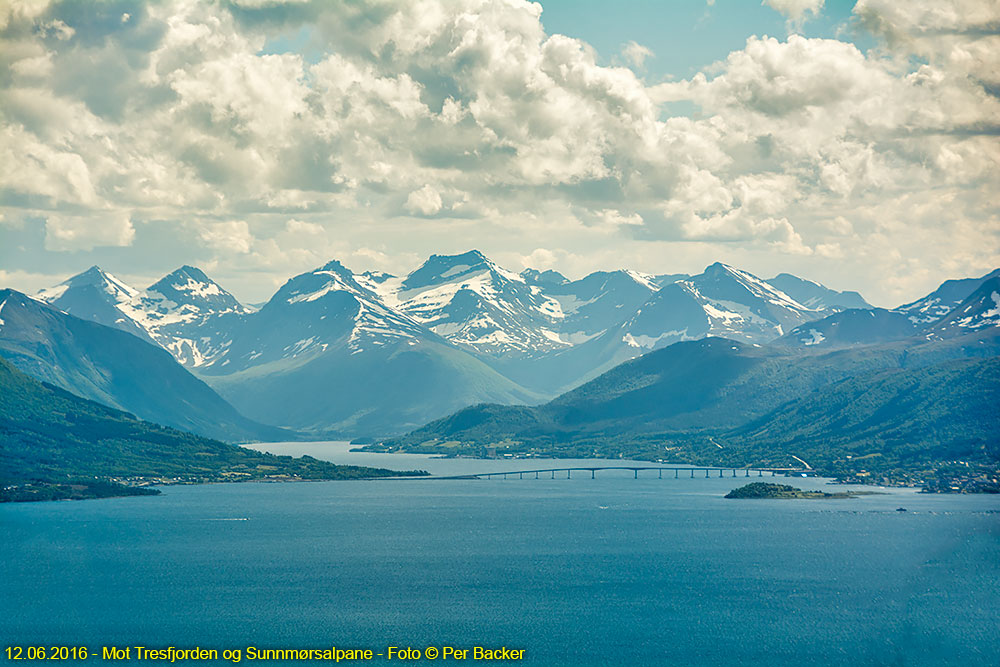 Mot Tresfjorden og Sunnmørsalpane