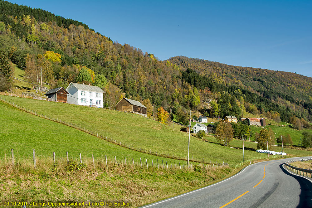 Langs Oppheimsvatnet