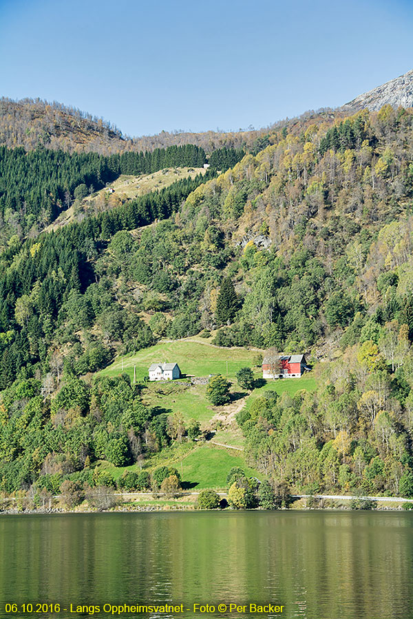 Langs Oppheimsvatnet