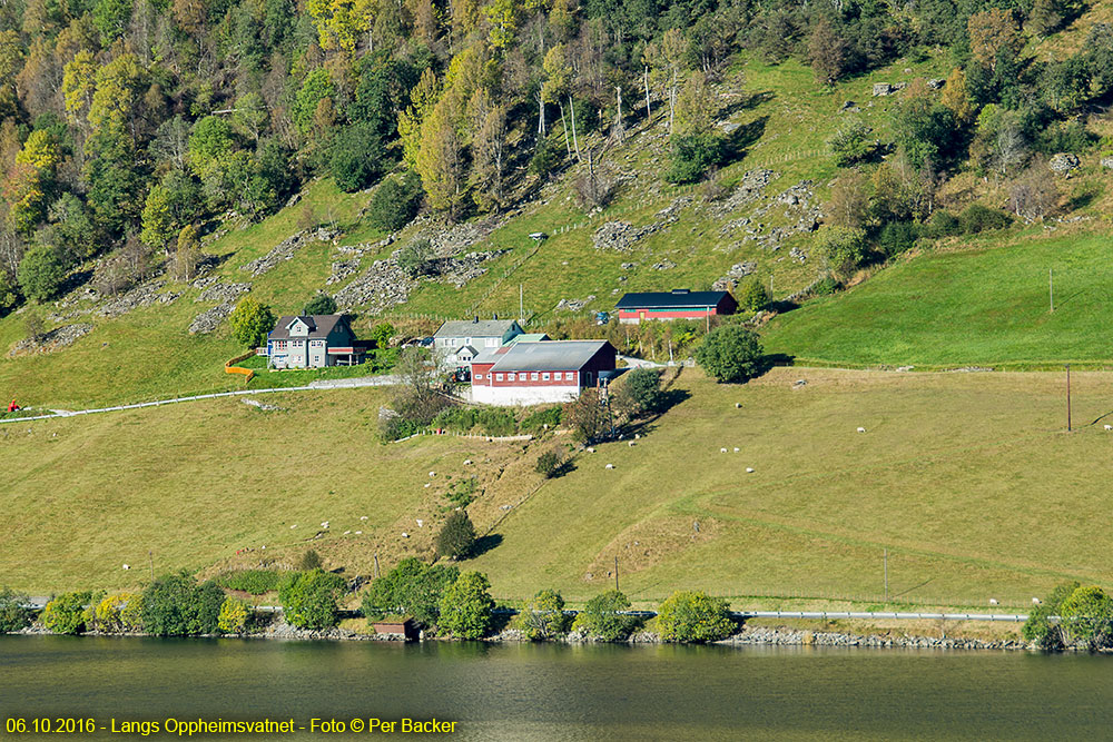 Langs Oppheimsvatnet