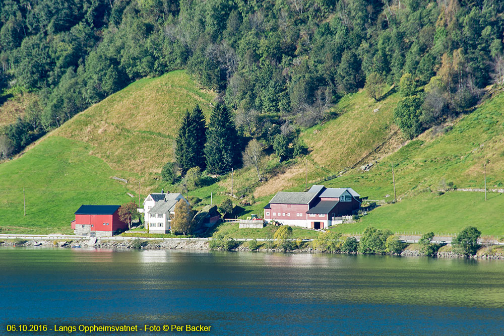 Langs Oppheimsvatnet