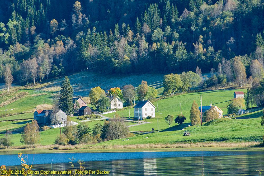 Langs Oppheimsvatnet