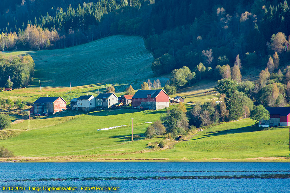 Langs Oppheimsvatnet