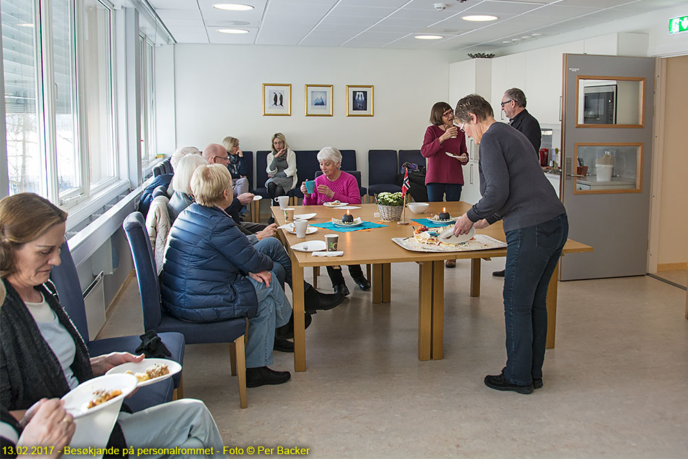 Besøkjande på personalrommet