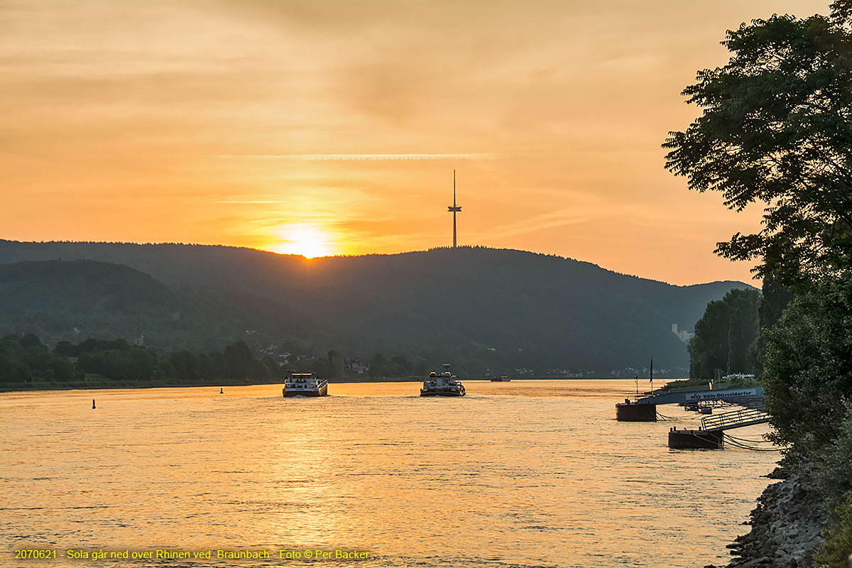 SSolnedgang over Rhinen ved Braubach. Klokka er over ti på den kortste dagen i året.