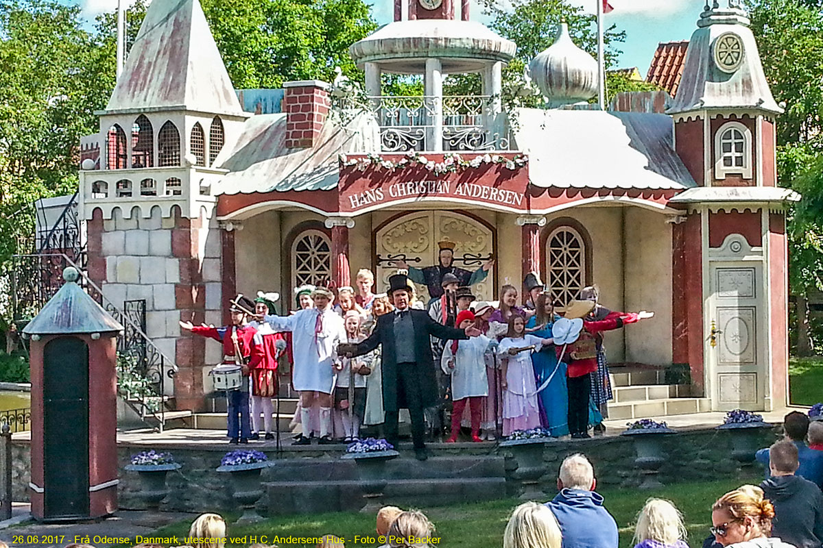 Utesceene ved H.C. Anderesens hus. Skodespelet viste utdrag frå eventyra.