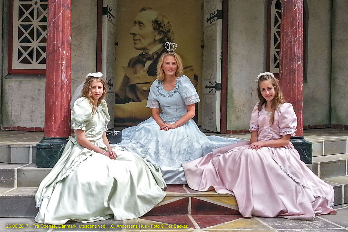 Utesceene ved H.C. Anderesens hus. Skodespelet viste utdrag frå eventyra.