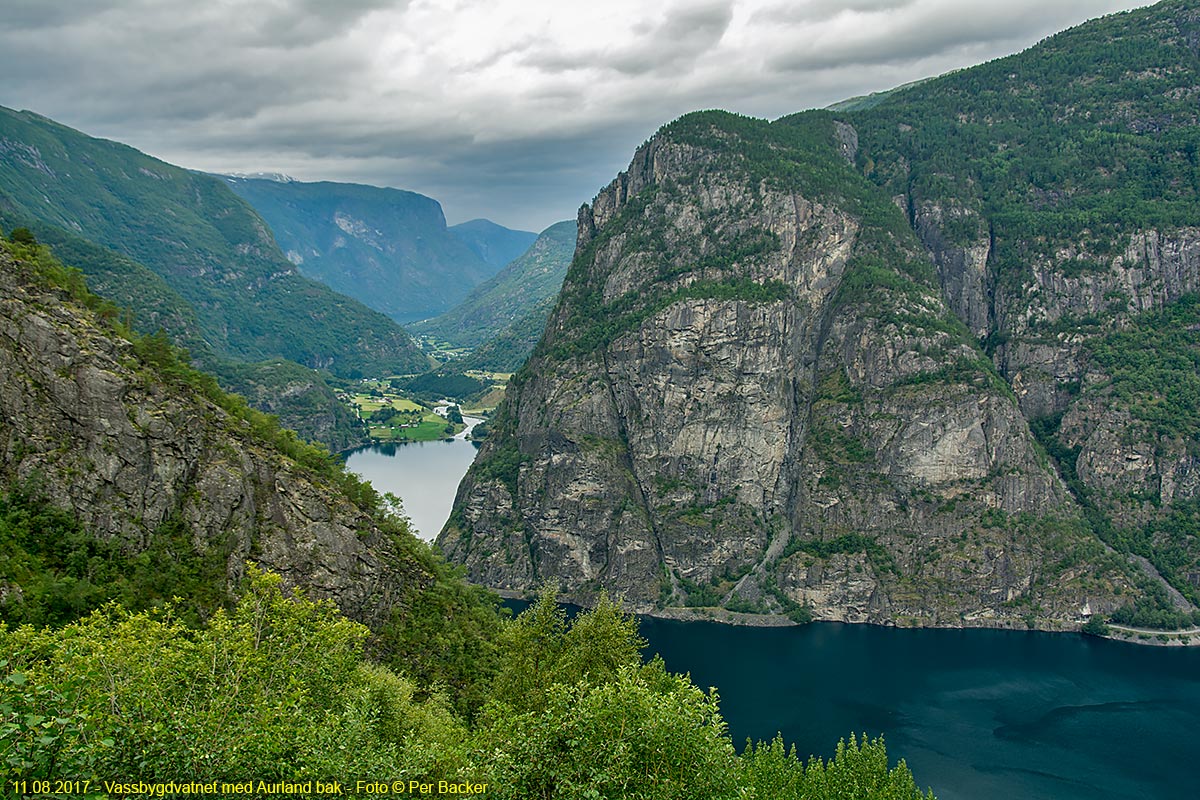 Vassbygdvatnet med Aurland bak