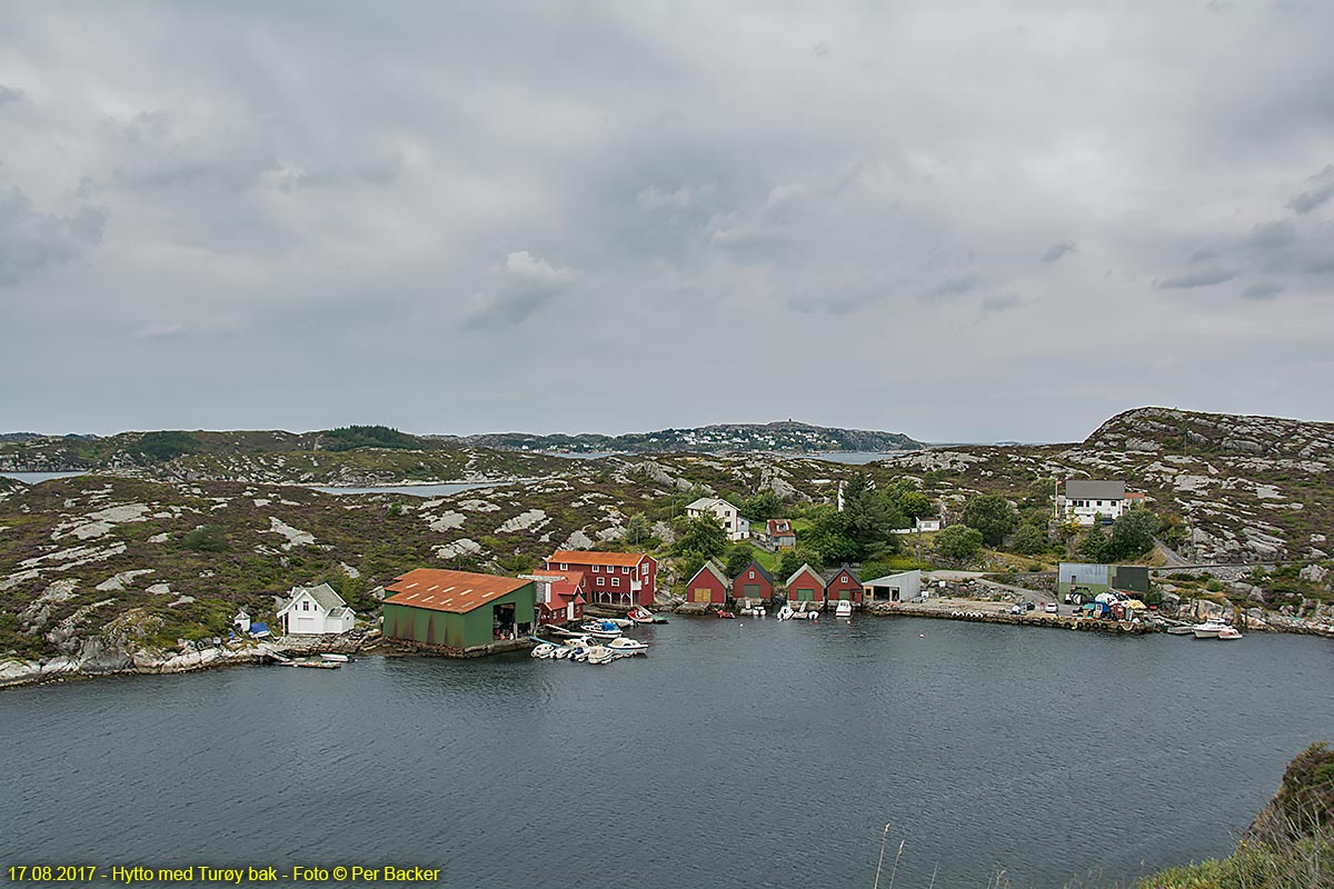 Hytto med Turøy bak