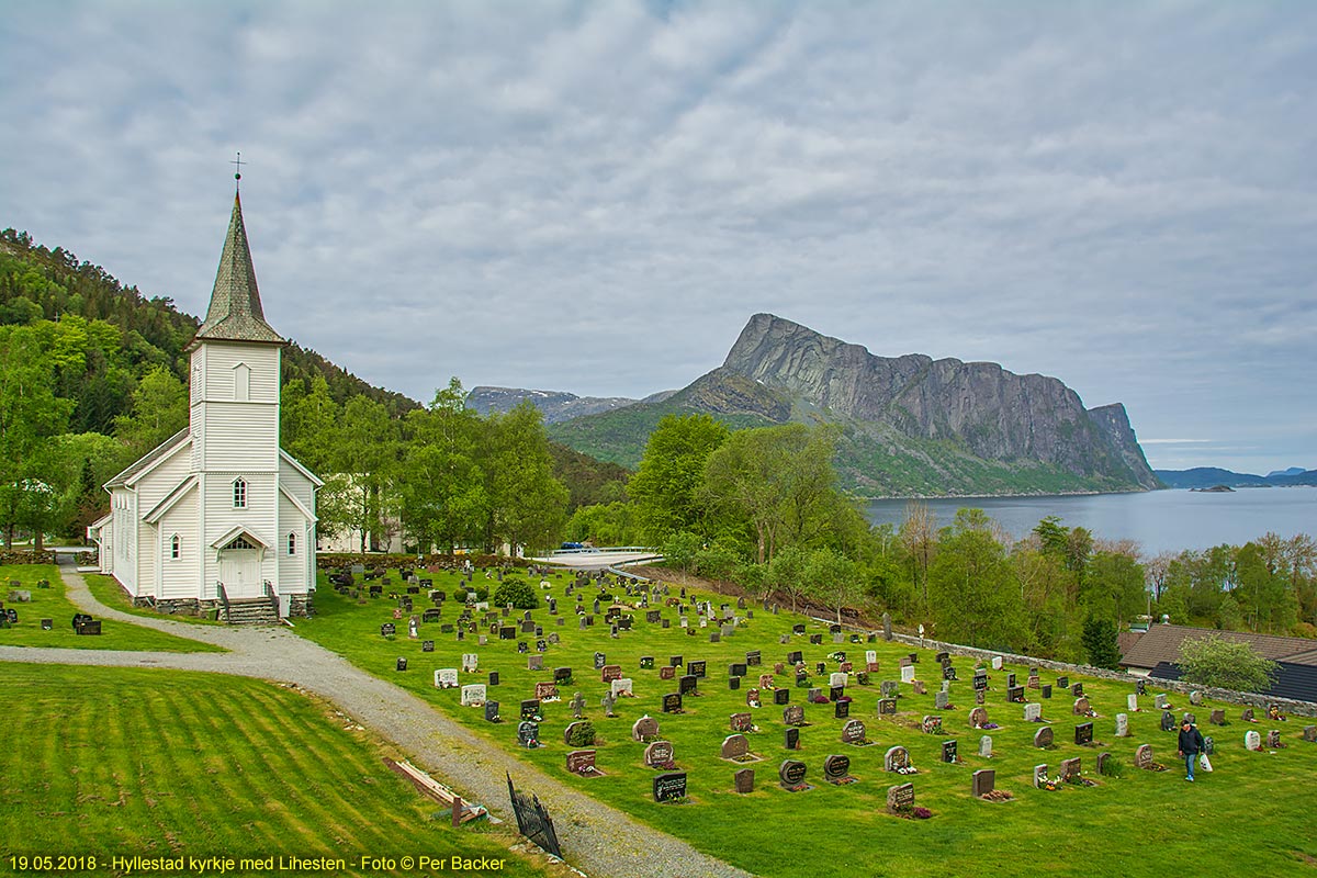 Hyllestad kyrkje med Lihesten