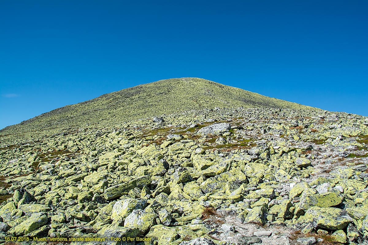 Muen, verdens største steinrøys, 1424 meter høg
