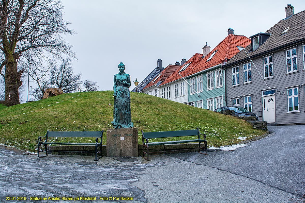 Statue av Amalie Skram på Klosteret