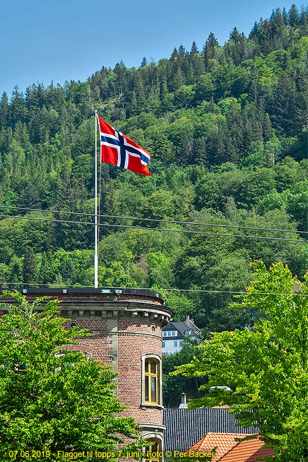 Flagget til topps 7. juni til minne om unionsoppløsinga