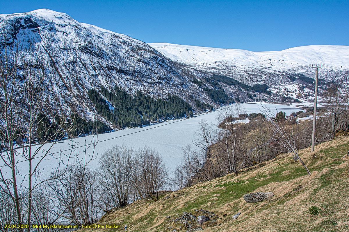 Mot Myrkdalsvatnet