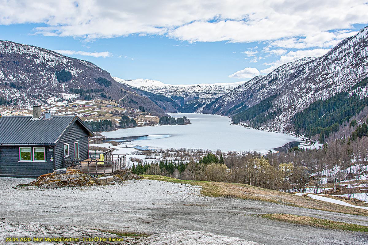 Mot Myrkdalsvatnet