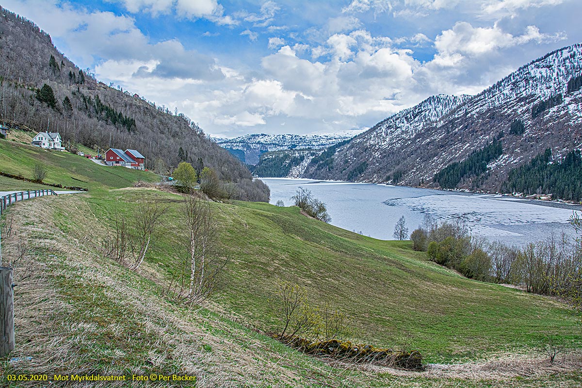 Mot Myrkdalsvatnet