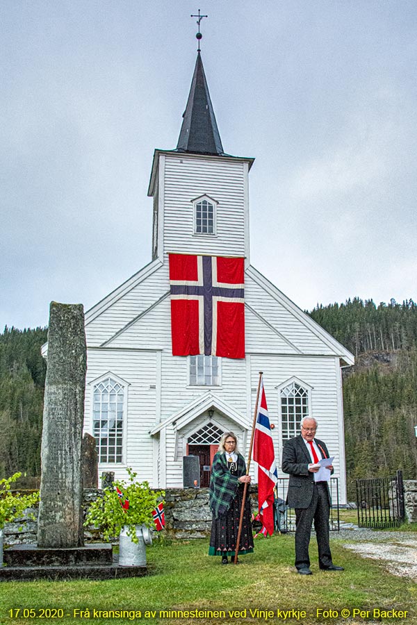 Frå kransinga av minnesteinen ved Vinje kyrkje