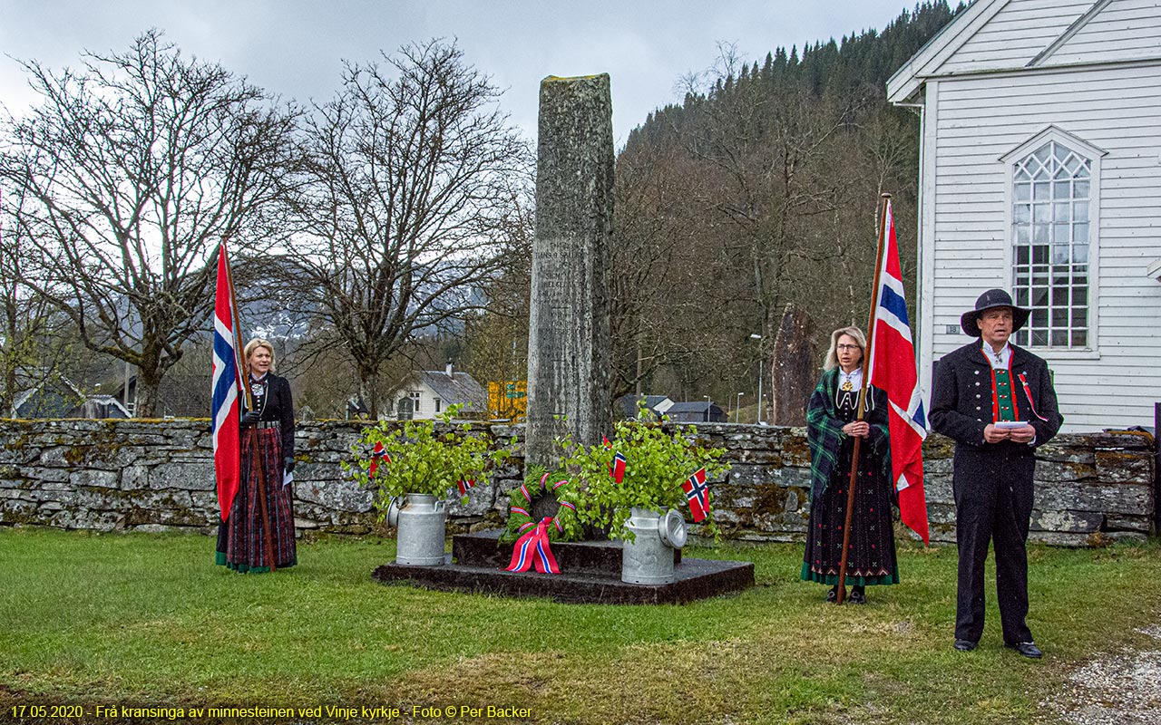 Frå kransinga av minnesteinen ved Vinje kyrkje