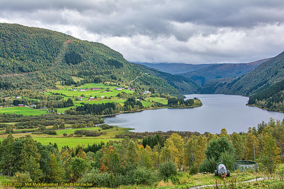 Mot Myrkdalsvatnet