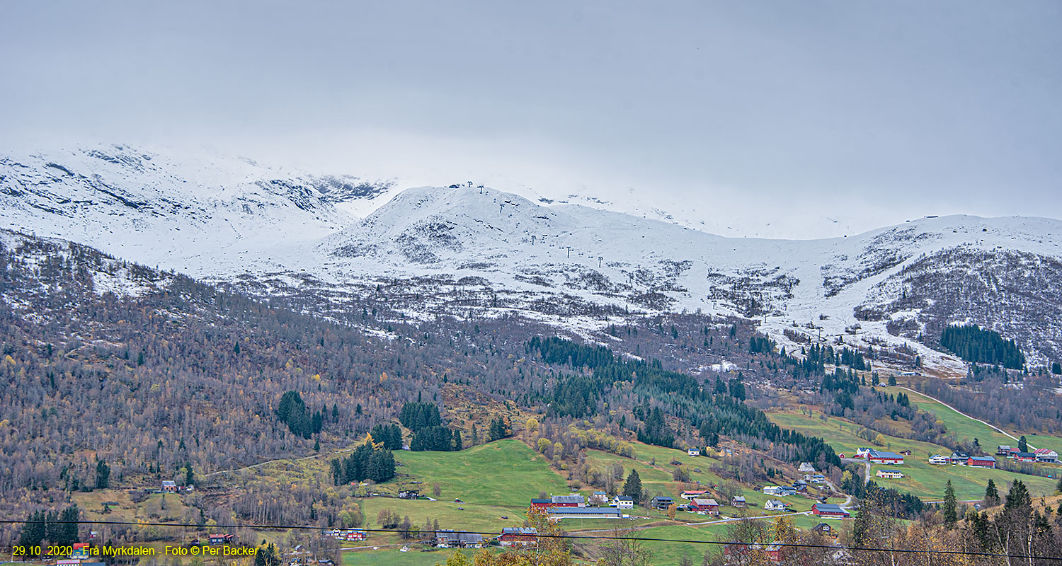 Frå Myrkdalen, snøen ligg ned til bøgarden på Hyrt og Overland