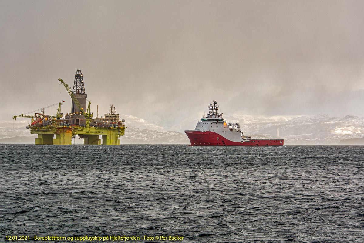 Boreplattform og supplyskip på Hjeltefjorden