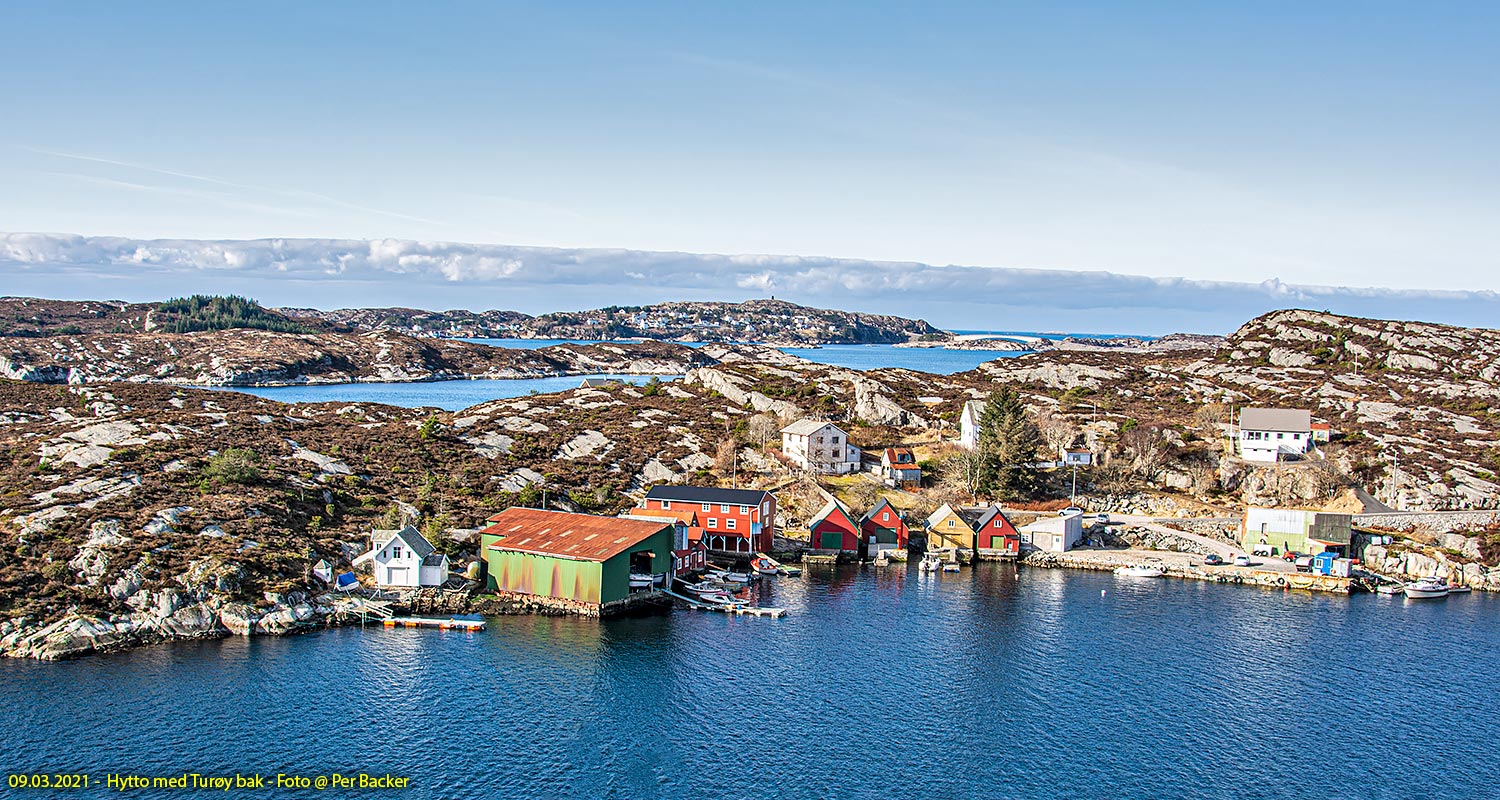 Hytto med Turøy bak