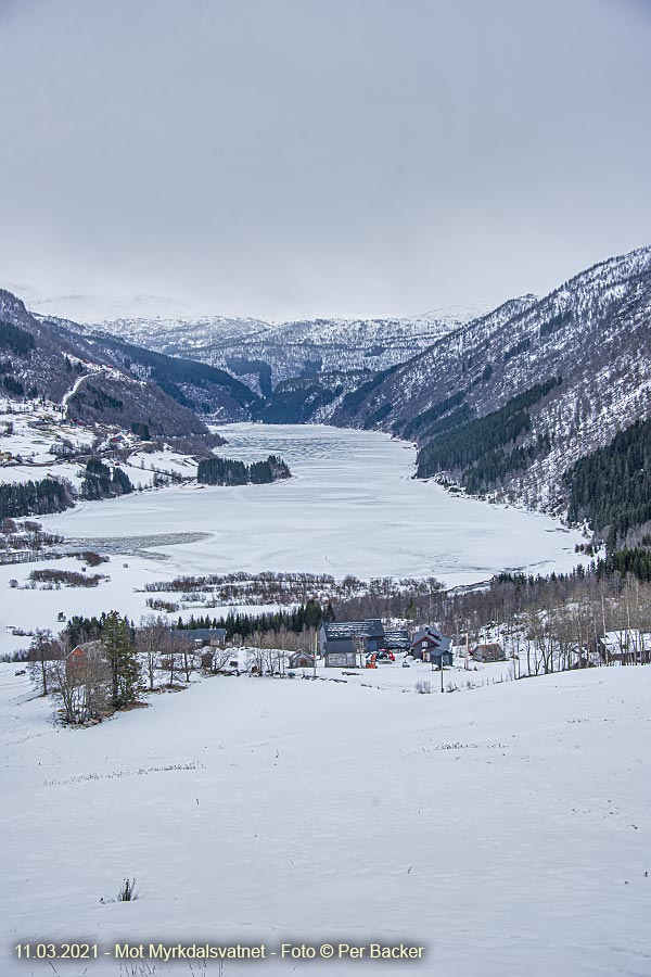 Mot Myrkdalsvatnet