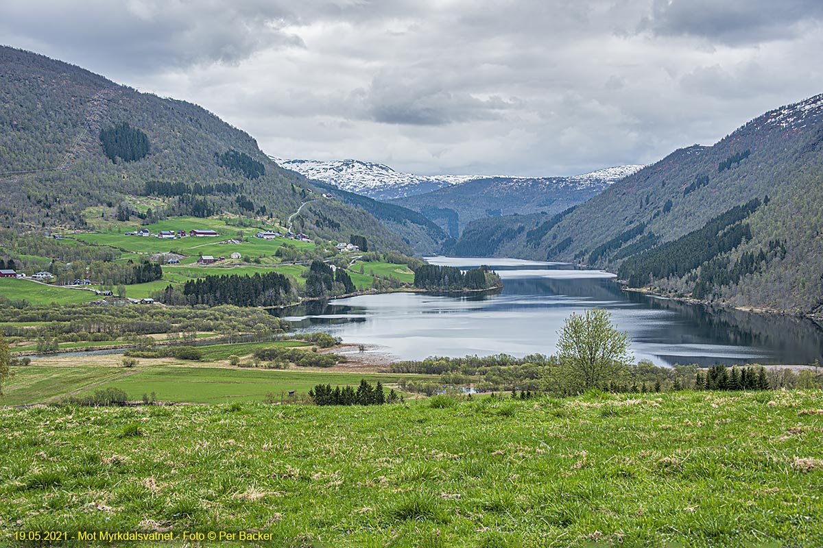 Mot Myrkdalsvatnet