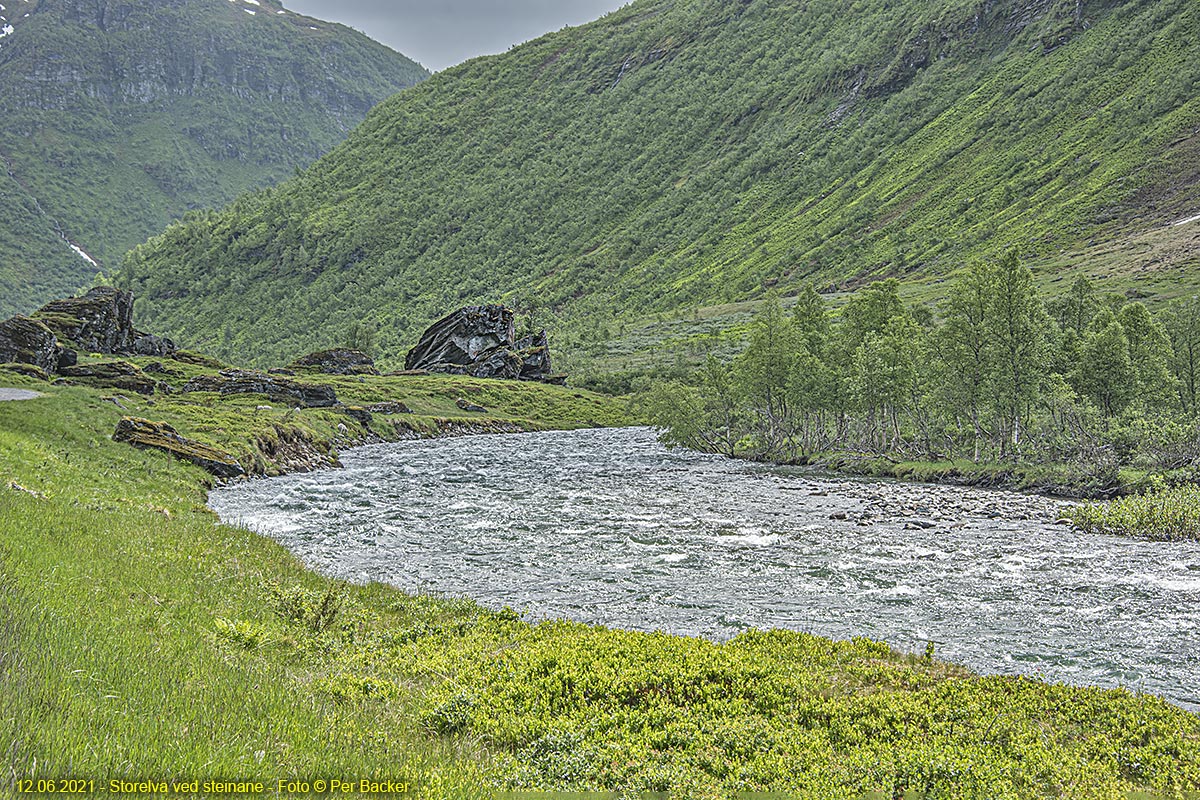 Storelva ved steinane