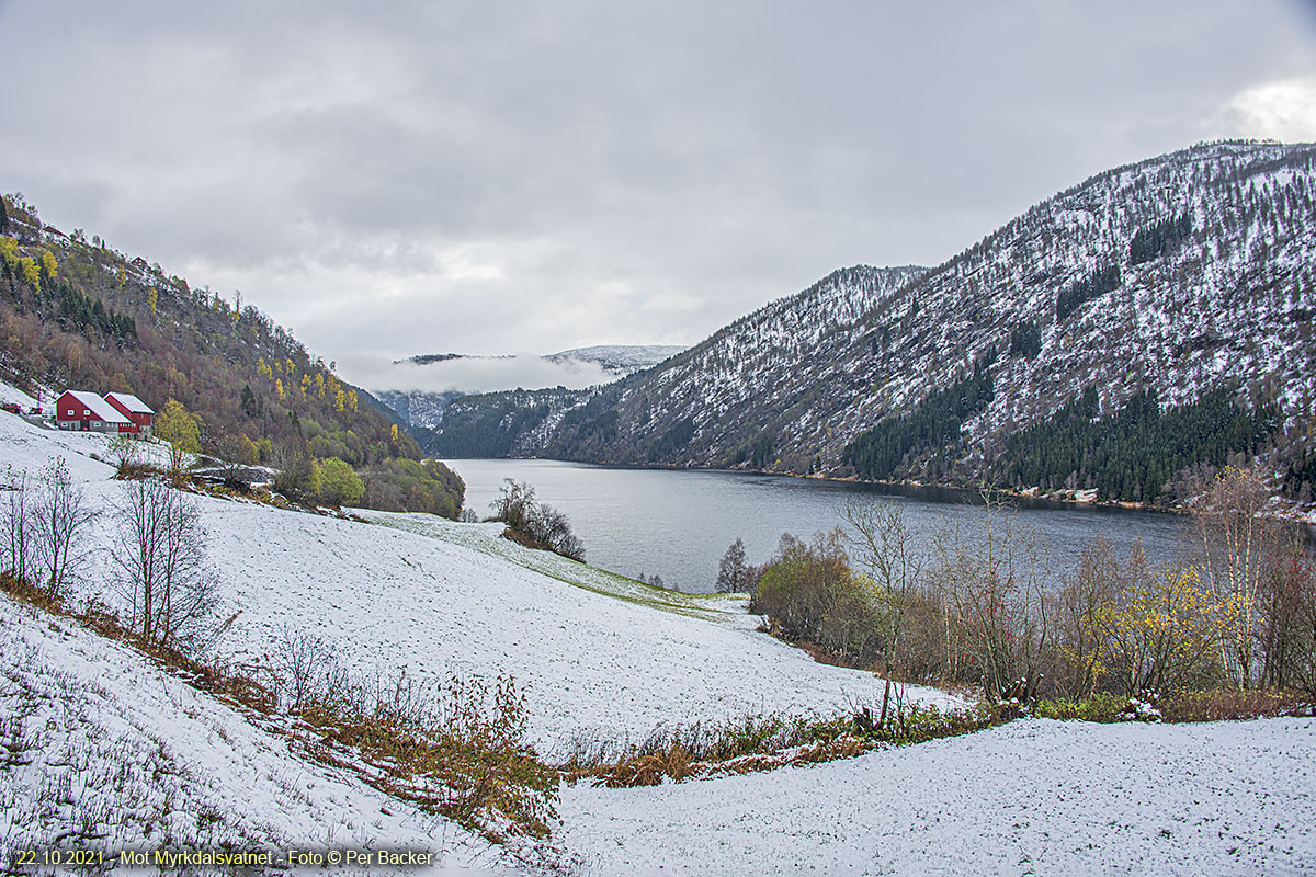 Mot Myrkdalsvatnet