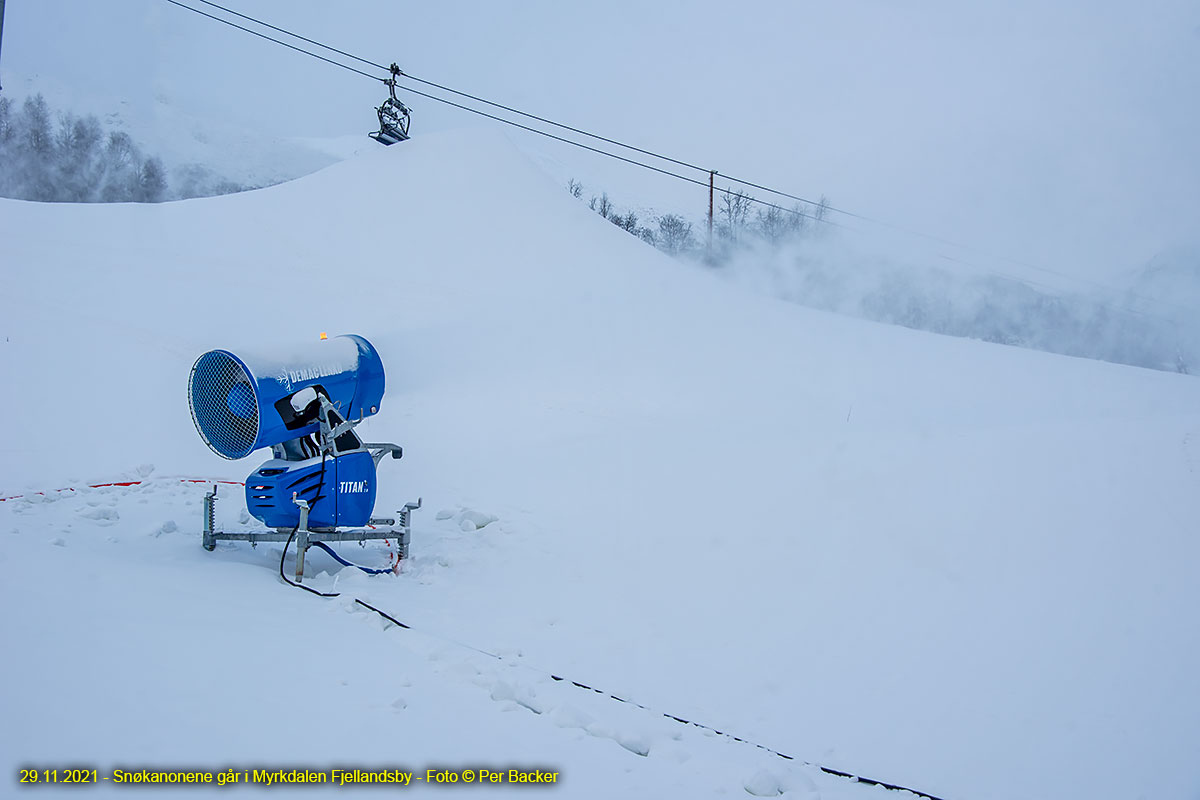 Snøkanonene går i Myrkdalen Fjellandsby