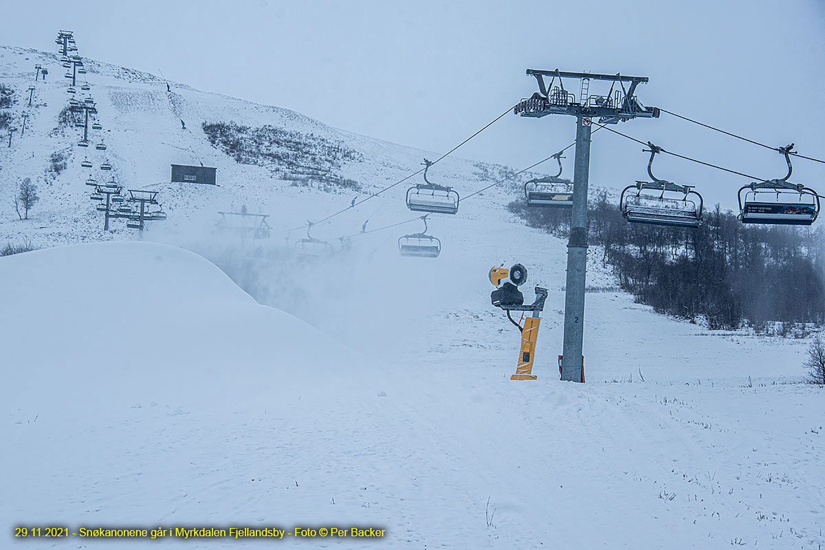 Snøkanonene går i Myrkdalen Fjellandsby