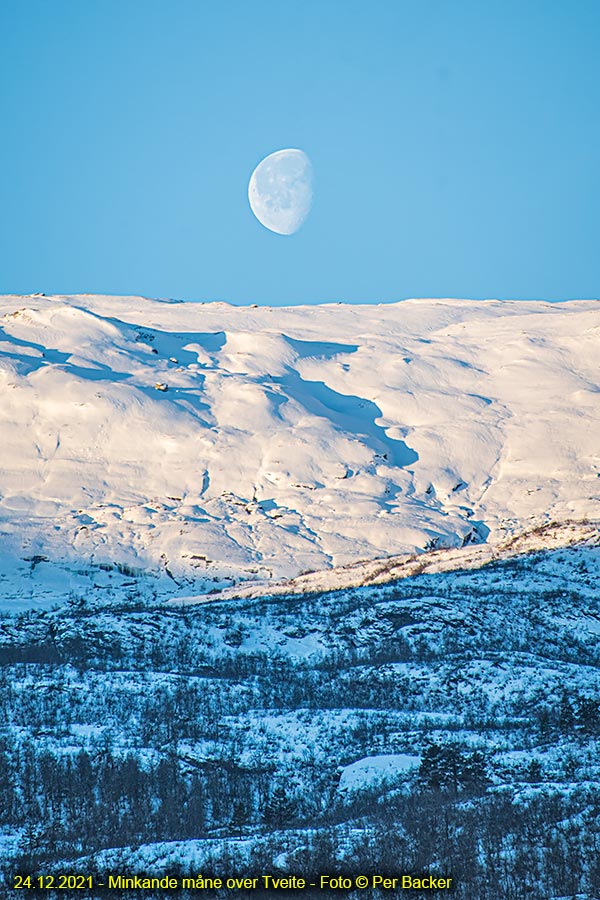 Minkande måne over Tveite