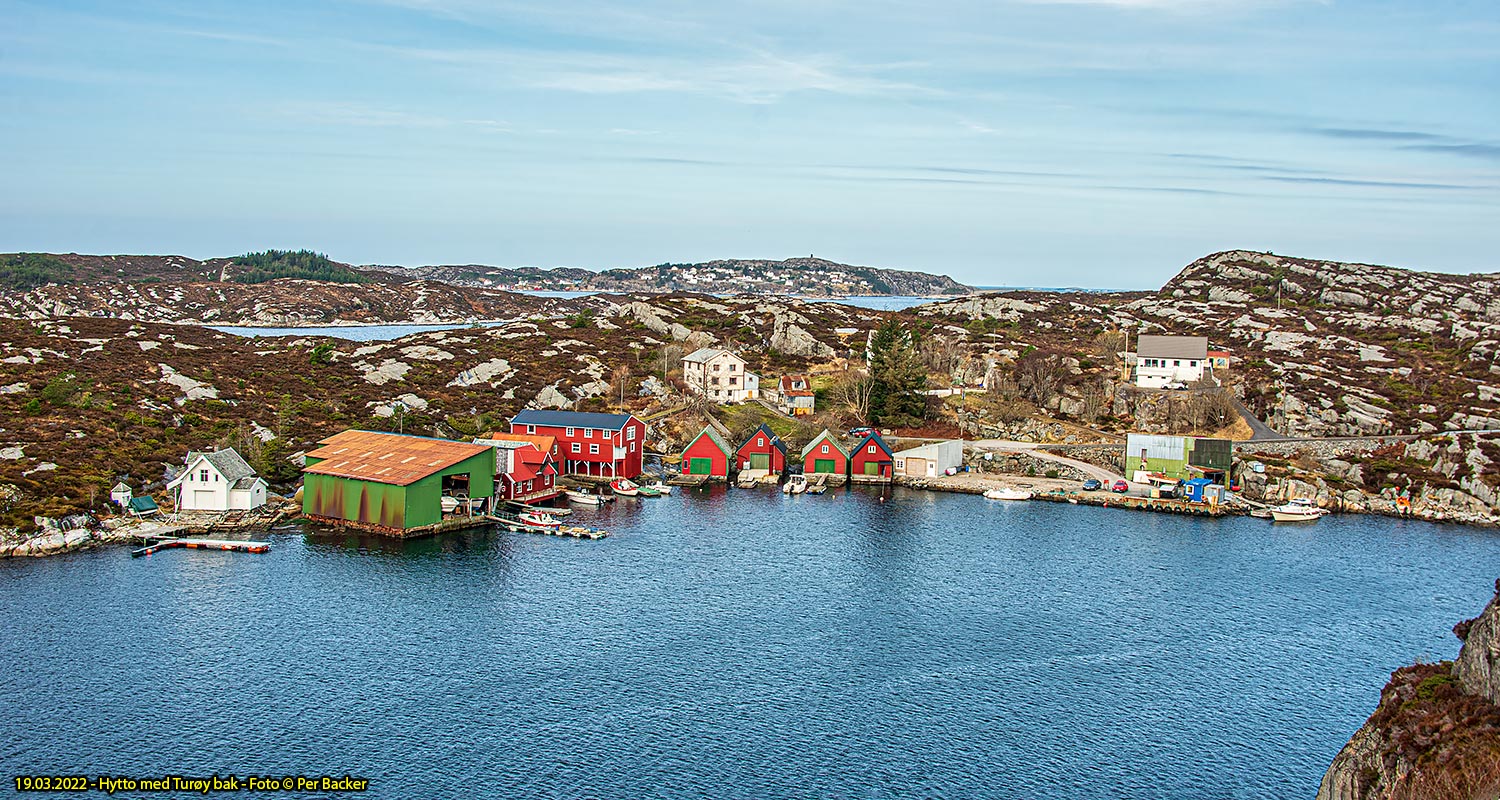 Hytto med Turøy bak