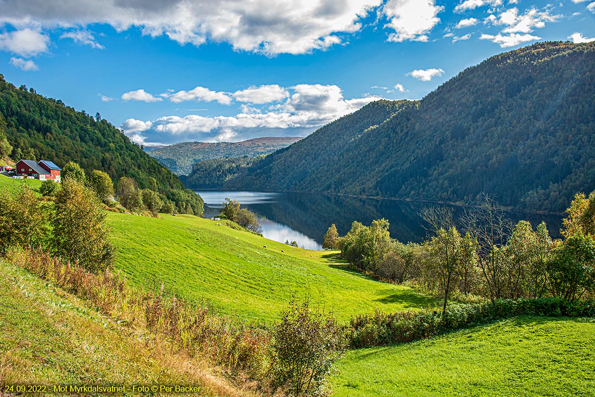 Mot Myrkdalsvatnet