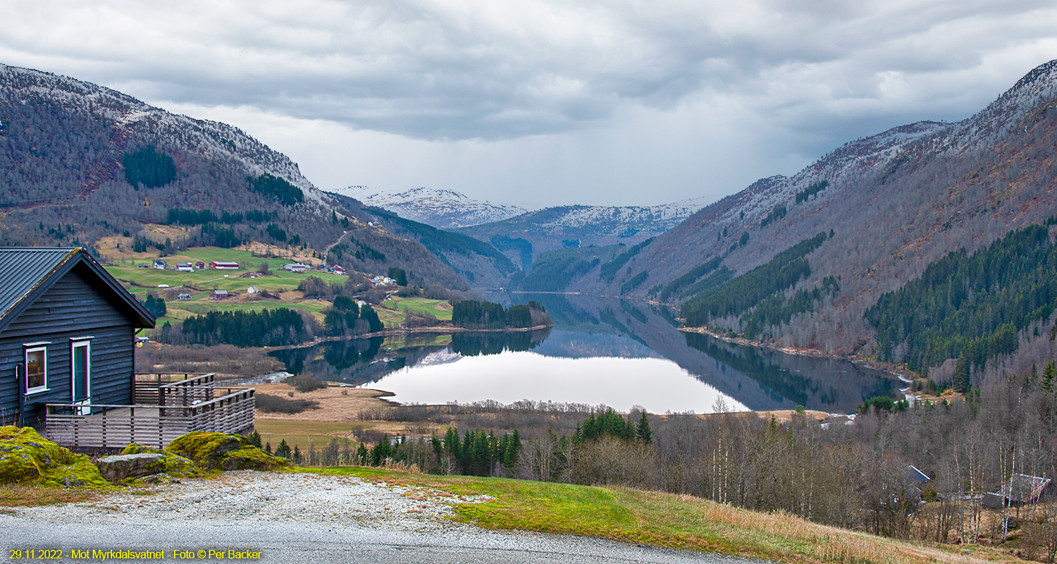 Mot Myrkdalsvatnet