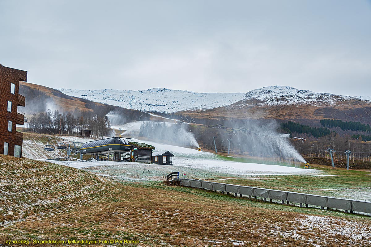 Snøproduksjon i fjellandsbyen