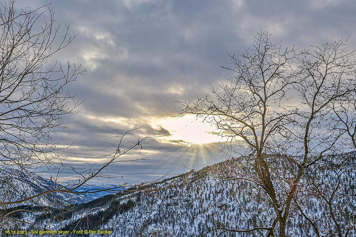 Sol gjennom skyer