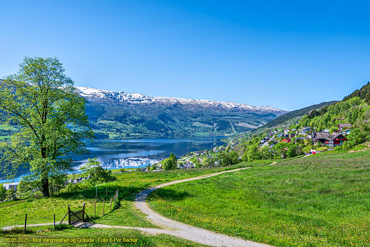 Mot Vangsvatnet og Gråsida