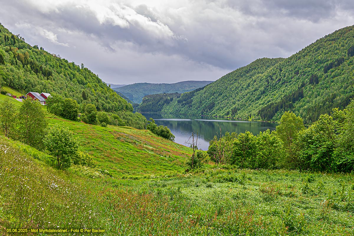 Mot Myrkdalsvatnet