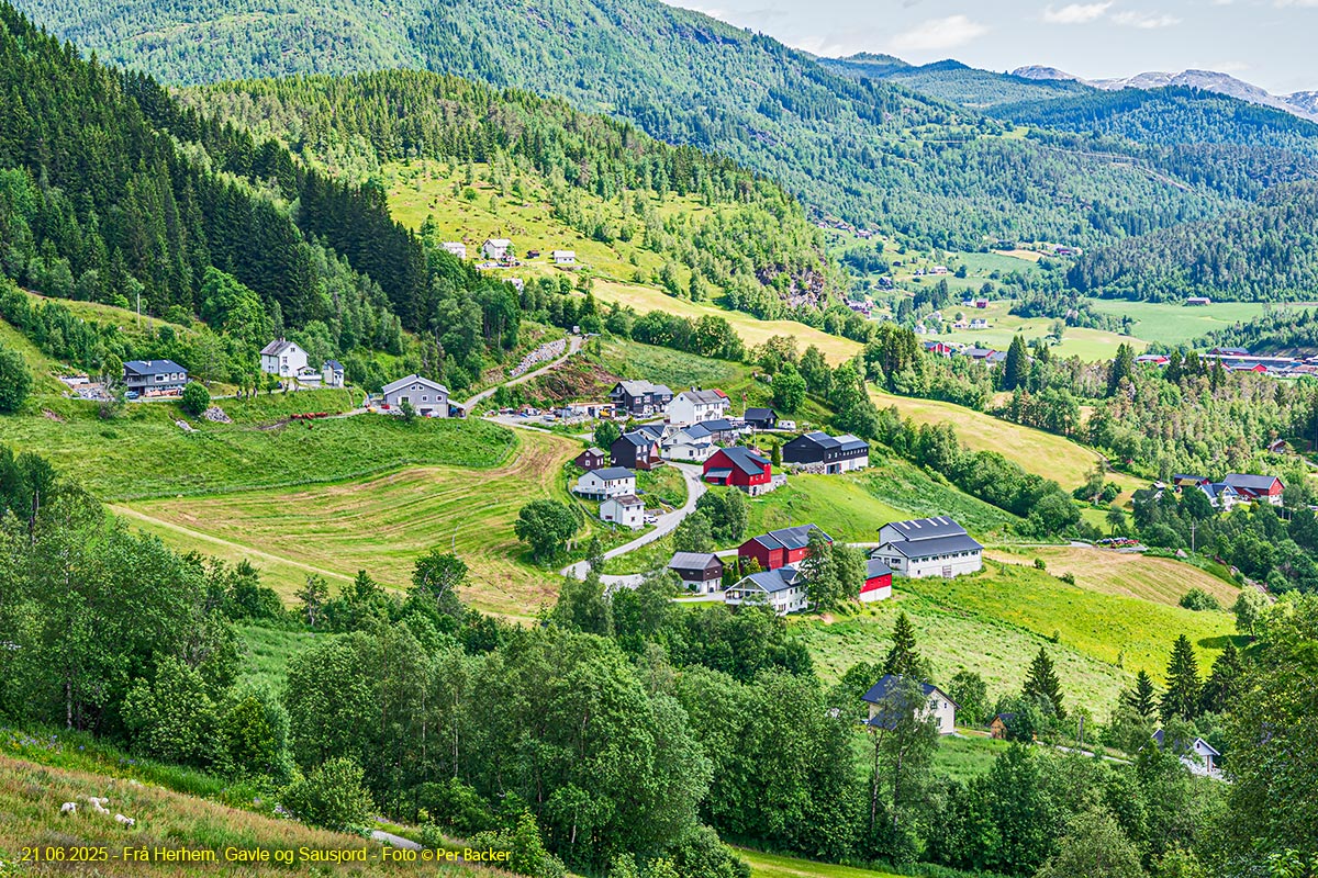 Frå Heheim. Gavle og Sausjord