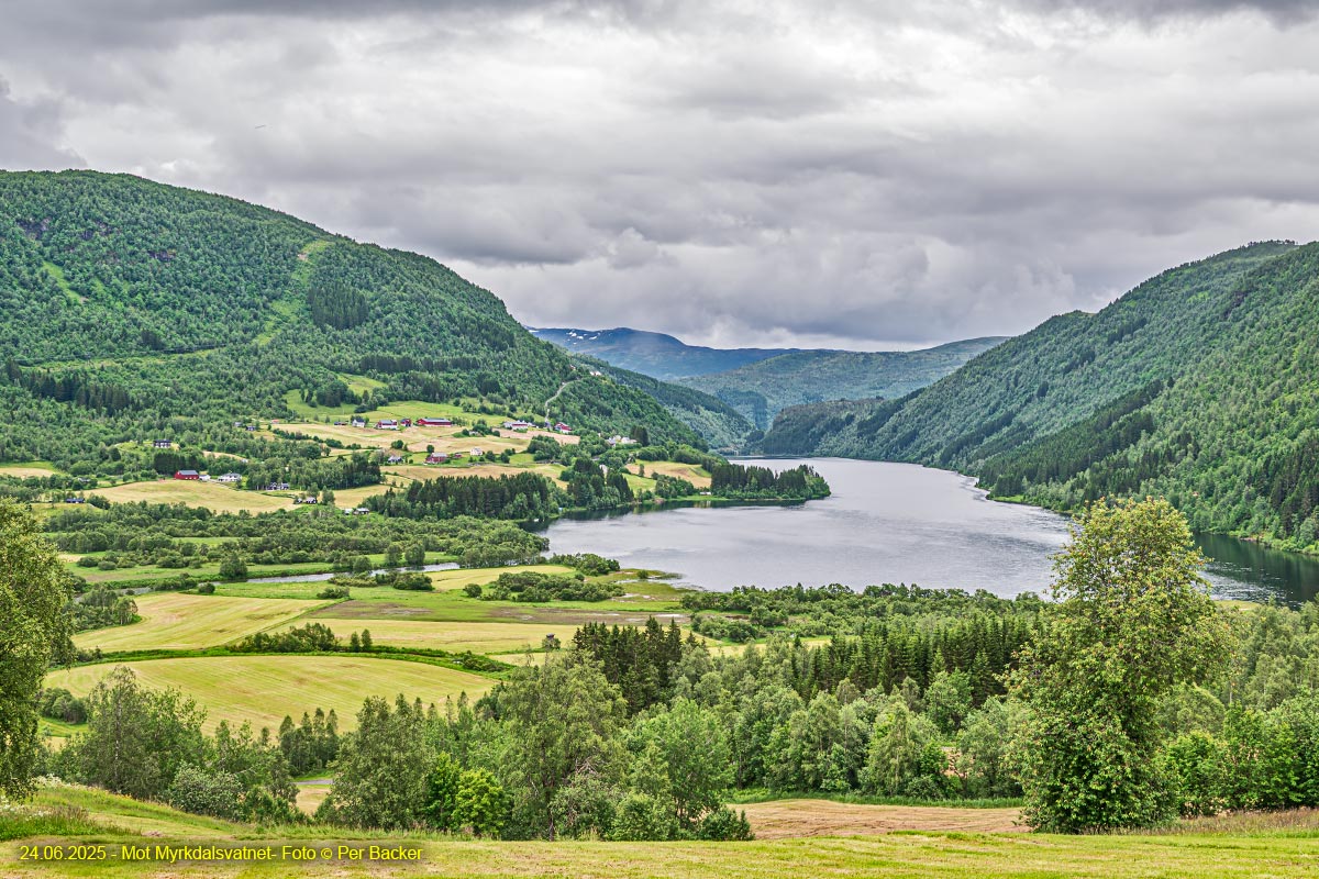 Mot Myrkdalsvatnet