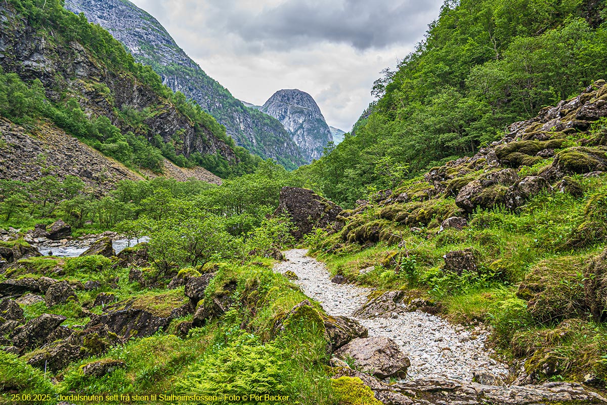 Jordalsnuten sett frå stien til Stalheimsfossen