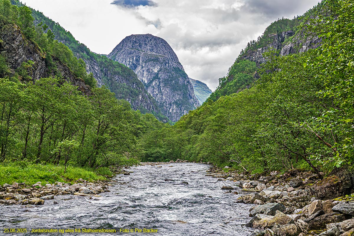 Jordalsnuten og elva frå Stalheimsfossen
