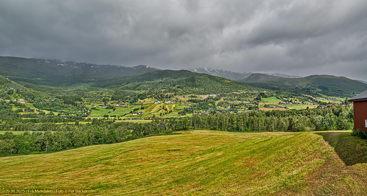 Frå Myrkdalen i dag - opplett mellom bygene