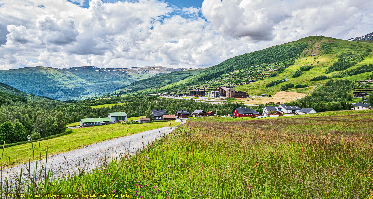 Årmot med Myrkdalen Fjellandsby bak