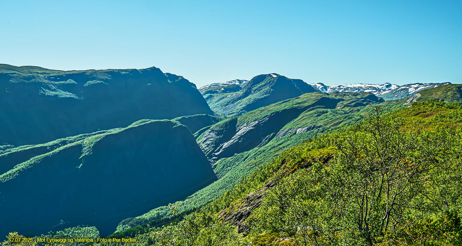 Mot Fyrjaeggi og Valanipa