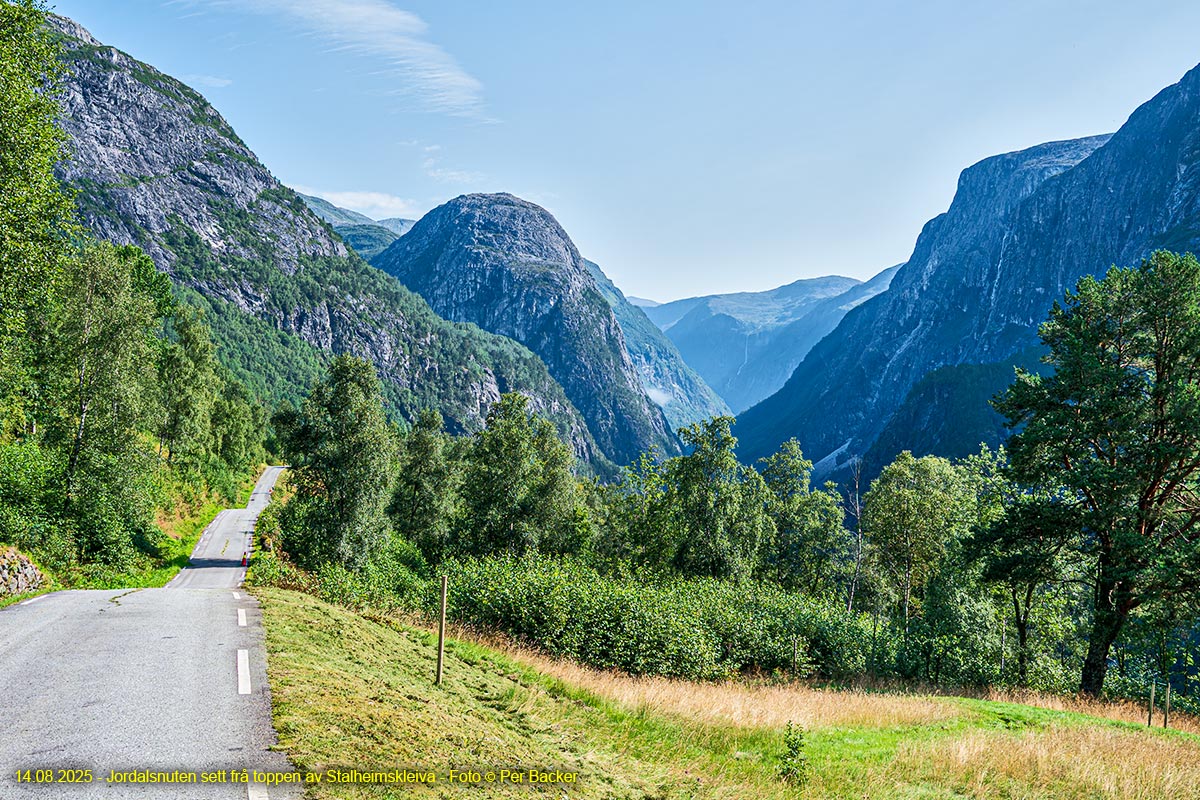 Jordalsnuten sett frå toppen av Stalheimskleiva